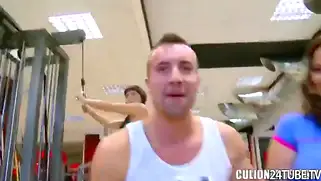 Поц нагнул грудастую пышку в спортзале
