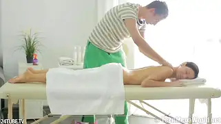 Русская моделька получила не только массаж