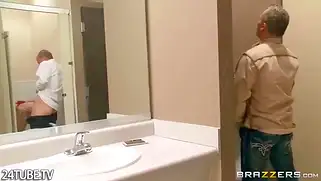 Лысый мужик жёстко трахает блондиночку в туалете ресторана