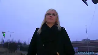 Пикаперу удалось снять блондинку в очках и кончить в пизду
