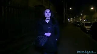 Брюнетка за деньги показала чуваку сиськи и трахнулась с парнем
