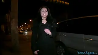 Брюнетка за деньги показала чуваку сиськи и трахнулась с парнем