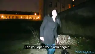 Брюнетка за деньги показала чуваку сиськи и трахнулась с парнем