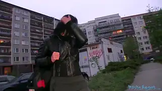 Брюнетка в кожаной куртке захотела денег, сосала и еблась без страха