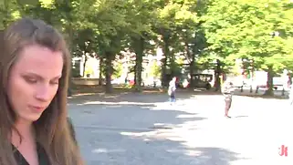 Публичный секс с несколькими парнями понравился сисястой красотке