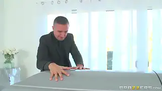 Зрелая азиатка классно ебется с чуваком в черной рубашке
