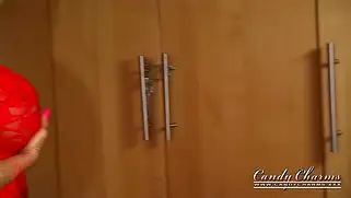 Сиськастая блондинка в красных чулках надрачивает влагалище