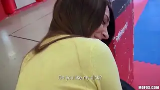 Забрал с улицы молодую сучку с каштановыми волосами и трахнул