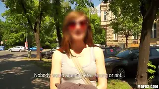 Блондинка сняла темные очки и трахалась в общественном месте