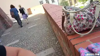 Блондинка сняла темные очки и трахалась в общественном месте