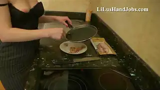 Брюнетка на кухне после ебли получила сперму на десерт и стала ужинать