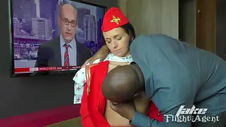 Стюардесса в красной пилотке делает минет и ебется с черножопым негром