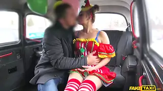 Девушка в костюме клоуна будет ебаться с парнем в такси и сосать