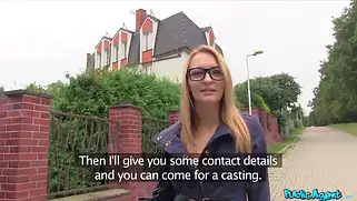 Худая шлюшка в очках и с большими сиськами получила сперму на лобок