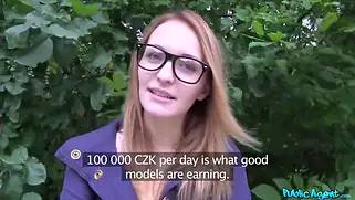 Худая шлюшка в очках и с большими сиськами получила сперму на лобок