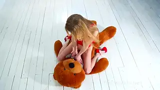 Полуголая сучка слезла со стула чтобы играть с плюшевой игрушкой