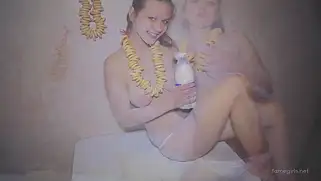 Голая русская девушка замесила тесто и вся перемазалась мукой
