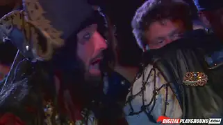 После собрания на палубе боцман пиратов трахнул блондинку в трюме