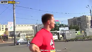 Пикаперы вывезли на природу русскую брюнетку и там ебли сучку