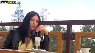 Пикаперы вывезли на природу русскую брюнетку и там ебли сучку