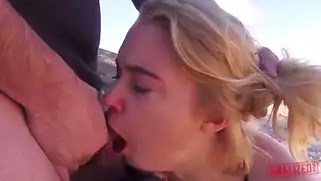 Секс в горах с телочкой, которая любит глубоко сосать член