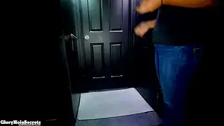 За деньги баба сосет член незнакомым парням и ест сперму их