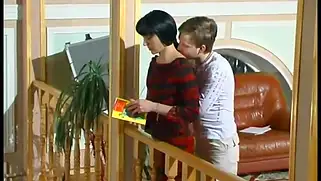 В обмен на куни зрелая русская брюнетка сосет хуй молодого парня