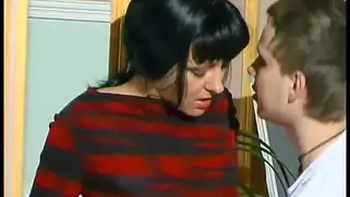 В обмен на куни зрелая русская брюнетка сосет хуй молодого парня