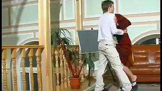 В обмен на куни зрелая русская брюнетка сосет хуй молодого парня