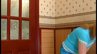 Зрелая русская баба полюбила волосатого парня и ебется с ним