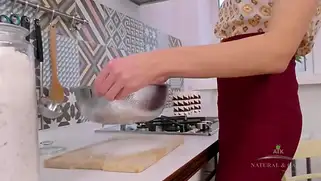 Молодая русская домохозяйка разделась на кухне и дрочила писю