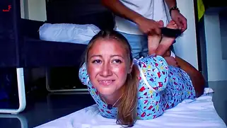 Симпатичную молодую девушку связали и расчесывают секси ножки