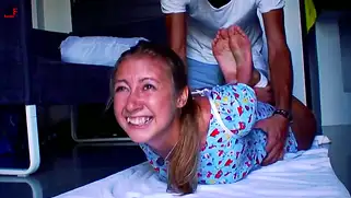 Симпатичную молодую девушку связали и расчесывают секси ножки