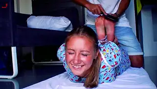 Симпатичную молодую девушку связали и расчесывают секси ножки