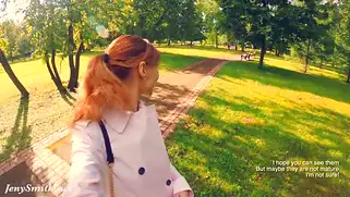 Пока никого нет в парке, девушка раздевается публично и позирует