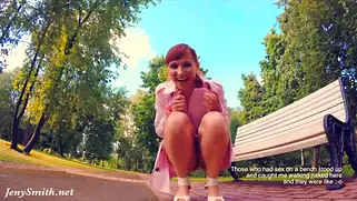 Пока никого нет в парке, девушка раздевается публично и позирует