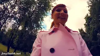 Пока никого нет в парке, девушка раздевается публично и позирует