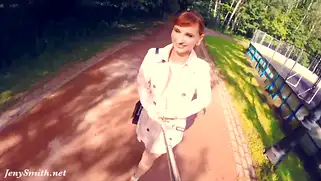 Пока никого нет в парке, девушка раздевается публично и позирует