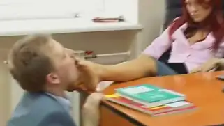 Русская начальница вызвала клерка чтобы стряхивать пепел в рот