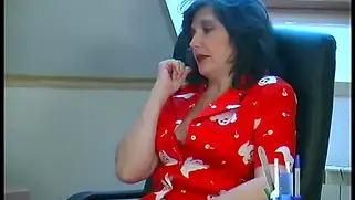 Студент застал русскую преподшу за дрочкой и трахнул телку