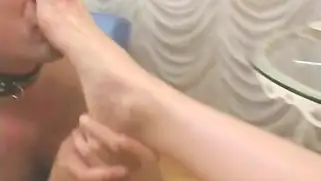 Русская госпожа пьет с рабом шампанское и заставляет лизать ноги