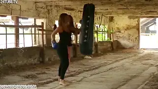 Молодые боксеры принимают ванну и вылизывают свои сладкие киски.