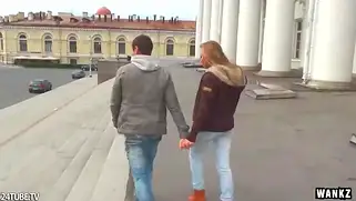 Русские студенты после прогулки трахаются в кровати по-взрослому.