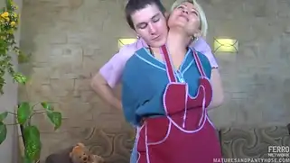 Зрелая горничная в чулках ебется с русским парнем не снимая фартук