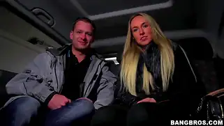 Блондинка получает куни в машине и трахается с мужиком в авто
