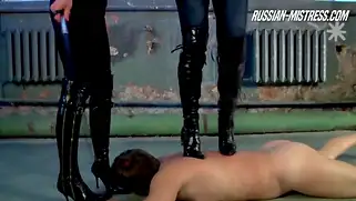 Русские госпожи в сапогах топлес развлекаются с рабом в спортзале