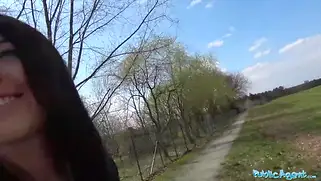 В осенний день девушка сосет член за деньги и трахается в киску