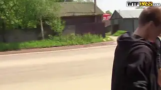 Пикаперы отвезли русскую телку на лесопилку и трахнули сучку