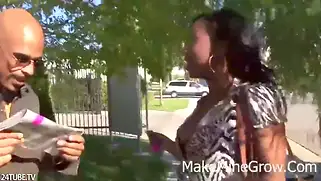 Чёрная малышка сосёт чёрный хер подруги и скачет на нём.