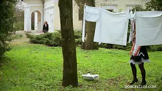 Жена разрешила мужу ебать служанку и устроить групповое порно